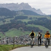Fietsers met Westendorf op de achtergrond